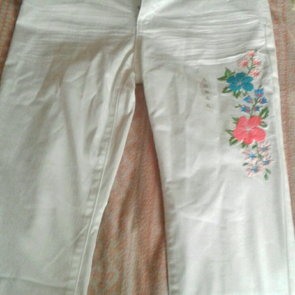 White jeans with flowers